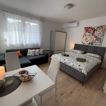 App Karla Apartment Pula Luaran gambar